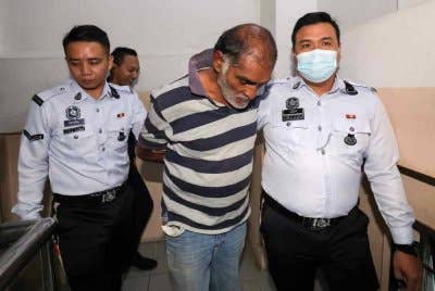 Seorang pemandu lori mengaku tidak bersalah terhadap tiga pertuduhan memandu di bawah pengaruh dadah sehingga menyebabkan kematian seorang kanak-kanak warga Singapura dan mendatangkan kecederaan kepada dua individu, di Jalan Pantai, Johor Bahru, 16 Mac lepas. Foto Bernama