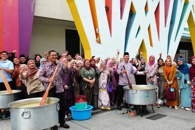 Rewang Bubur Lambuk MBPJ dan Encorp disempurnakan oleh Datuk Bandar Petaling Jaya, Mohamad Zahri Samingon dan Pengerusi Encorp, Mohd Yusmadi Mohd Yusoff.