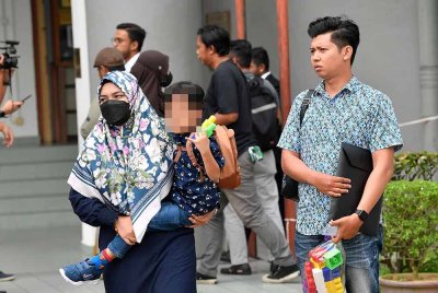 Ibu bapa kepada kanak-kanak autistik Allahyarham Zayn Rayyan Abdul Matiin, Ismanira Abdul Manaf dan Zaim Ikhwan Zahar hadir di Mahkamah Majistret Shah Alam bagi sebutan lanjutan hak penjagaan sementara anak kedua mereka hari ini. Foto Bernama