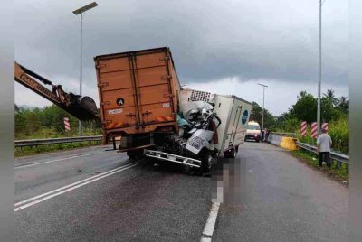 Seorang pemandu lori maut selepas kenderaan dipandunya merempuh bahagian belakang sebuah lori 10 tan yang terbabas di Jalan Kuala Terengganu - Kota Bharu dekat, Kampung Renek, di sini, pagi Khamis.