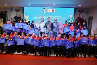 Amer (lapan dari kiri) bergambar bersama para penerima sumbangan Program Mydin Prihatin Syawal 2025 pada Khamis.