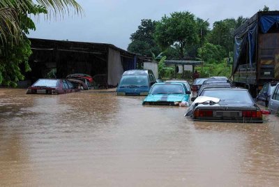 Keadaan rumah dan jalan raya serta kenderaan yang ditenggelami air akibat banjir di Kampung Pasir Tebrau berikutan hujan beterusan sejak semalam (19 Mac) ketika tinjauan pada Khamis. Foto Bernama