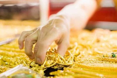 Harga emas melonjak ke paras tertinggi baharu sepanjang masa pada AS$3,052 seauns. Gambar hiasan