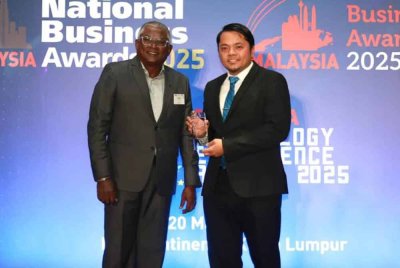 Khairul Na’im (dua kanan) mewakili pengurusan kanan YBR menerima anugerah ‘Excellence Award’ dalam kategori Organisasi Bukan Berkeuntungan di Majlis Malaysia National Business Awards 2025.