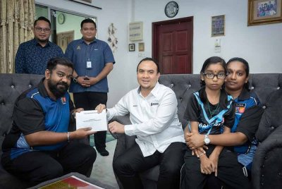 Sumbangan itu disampaikan Setiausaha Politik Perdana Menteri, Datuk Ahmad Farhan Fauzi ketika menziarah kanak-kanak itu di Batu Caves, Selangor.