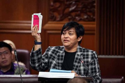 Menteri di Jabatan Perdana Menteri (Undang-Undang dan Reformasi Institusi) Datuk Seri Azalina Othman Said pada Mesyuarat Pertama Penggal Keempat Parlimen ke-15 di Dewan Negara hari ini. Foto Bernama