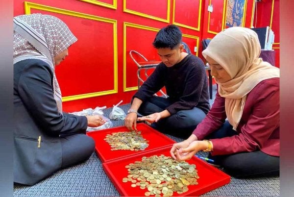 Harga emas semasa yang melambung naik tidak menyekat keinginan peminat barangan kemas sehingga ada dalam kalangan mereka sanggup membayarnya menggunakan wang syiling untuk memastikan dapat digayakan semasa Aidilfitri nanti.