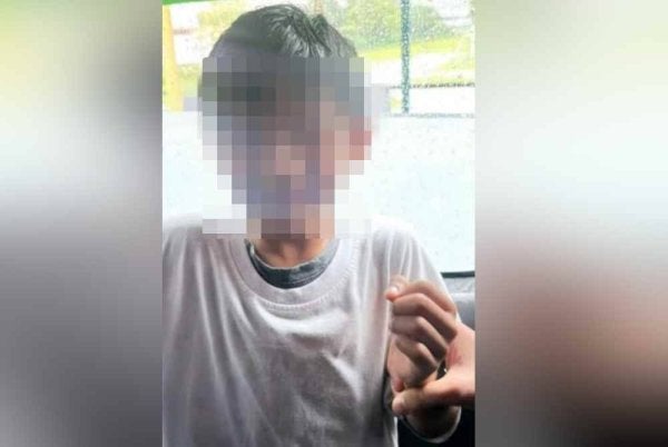 Kanak-kanak lelaki tujuh tahun menangis selepas didakwa dilempang seorang lelaki dewasa dalam kejadian di sebuah sekolah di Jalan Jalan Abdul Rahman. - Foto tular