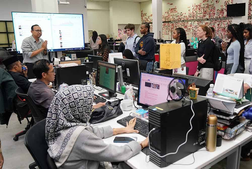 Pelajar Kolej Babson mendengar taklimat daripada Pengarang Berita Sinar Harian, Junhairi Alyasa mengenai gerak kerja Sinar Harian.