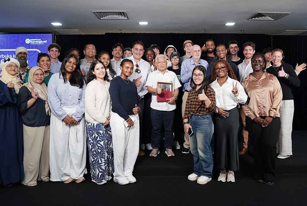 Pelajar Kolej Babson, AS bergambar bersama Hussamuddin (tengah) sebagai tanda kenangan.