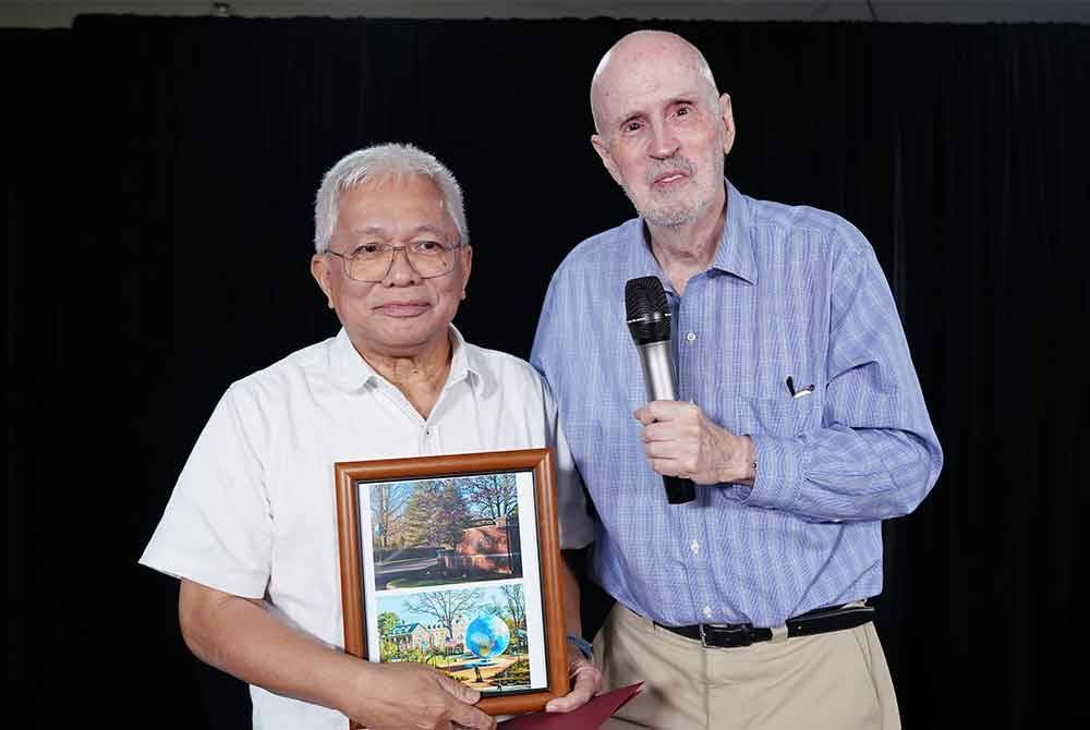 Hussamuddin menerima cenderahati daripada Hoopes (kanan) sebagai tanda penghargaan.