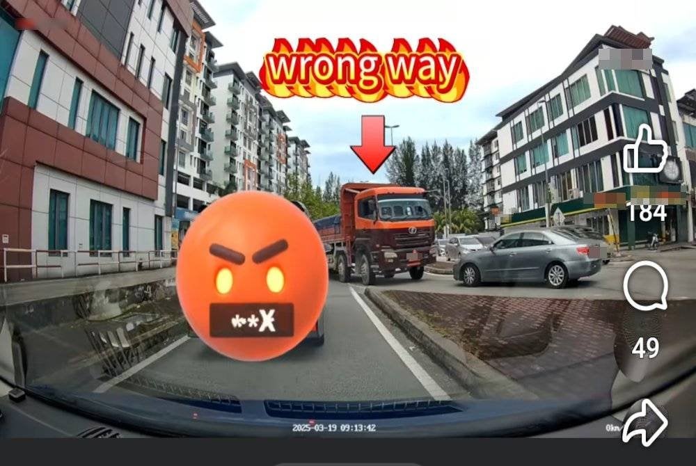 Tangkap layar video tular memaparkan sebuah lori bertindak melawan arus dan menyebabkan laluan dari Jalan Mahkota Residence 1 untuk masuk ke Jalan Persiaran Mahkota Residence di Kajang, Selangor terhalang.