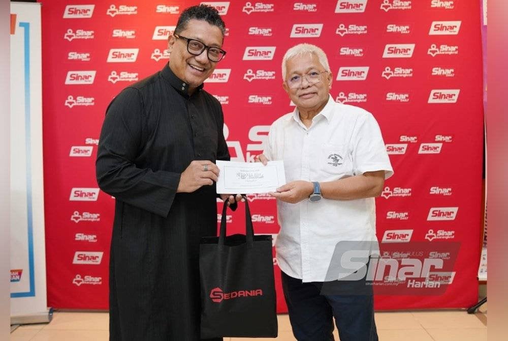 Pengarah Urusan Sedania, Datuk Azrin Md Noor, menyerahkan cek sumbangan Iftar Ala Madinah kepada Penasihat Kumpulan Karangkraf, Datuk Hussamuddin Yaacub, pada Rabu. - Foto Sinar Harian/ROSLI TALIB