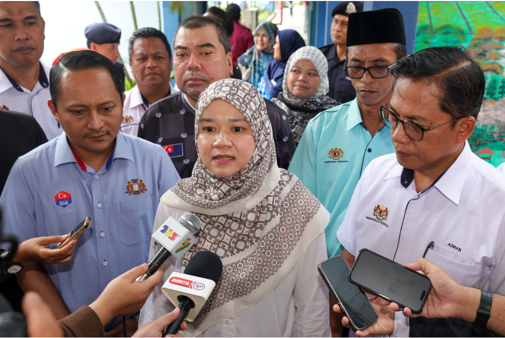 Fadhlina (tengah) bercakap kepada pemberita selepas melawat mangsa banjir di Pusat Pemindahan Sementara (PPS) Sekolah Kebangsaan Seri Kencana, Simpang Renggam hari ini. Foto Bernama