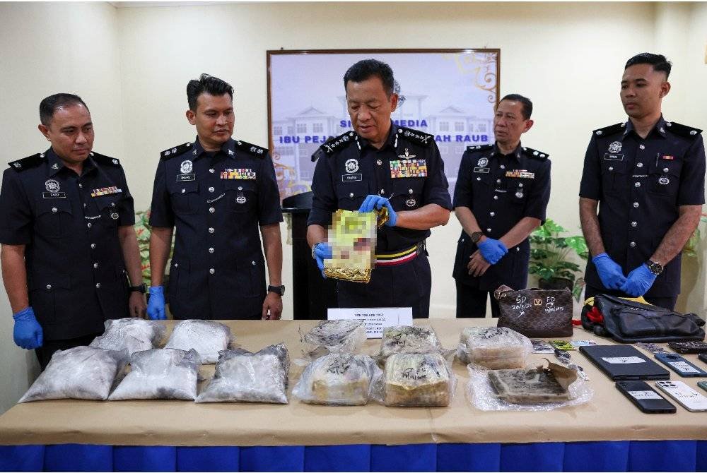 Yahaya menunjukkan sebahagian dadah yang dirampas pada sidang media berhubung kejayaan Polis Pahang merampas dadah jenis syabu dan ganja lebih 13 kilogram bernilai RM421,286. Foto Bernama