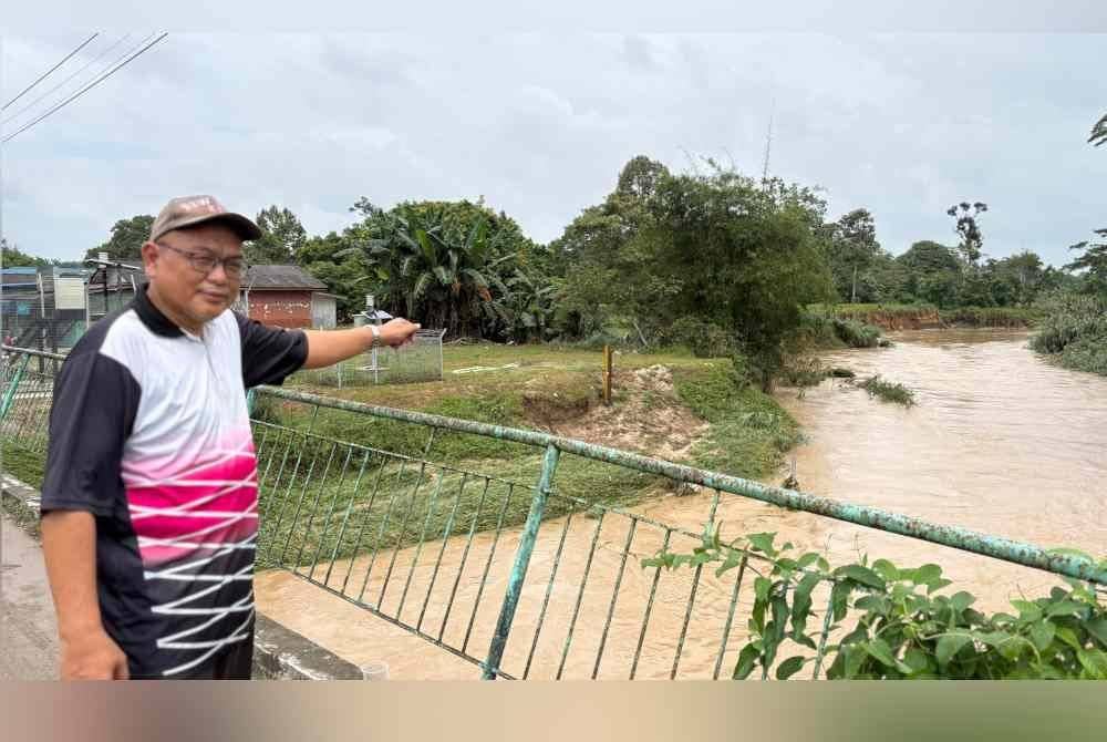Roslan menunjukkan Sungai Tebrau di Kampung Maju Jaya yang melimpah hingga menyebabkan banjir pada Khamis.