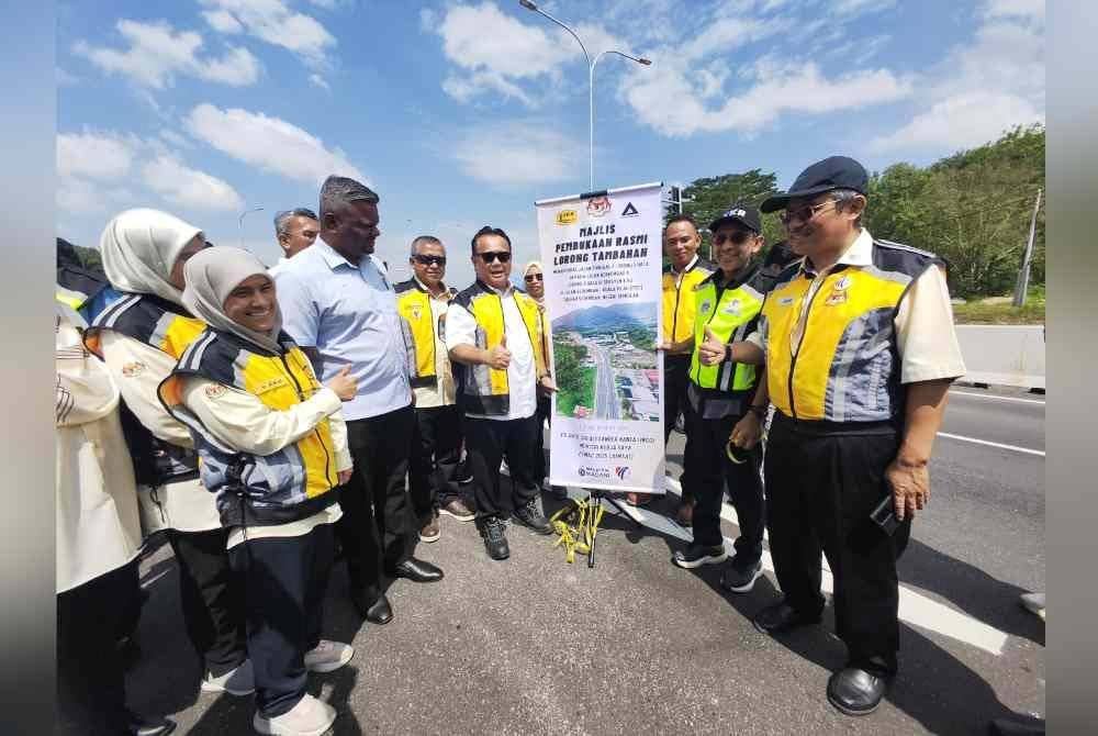Alexander (tengah) merasmikan pembukaan lorong tambahan Jalan Persekutuan FT51 Seremban - Kuala Pilah, pada Jumaat.