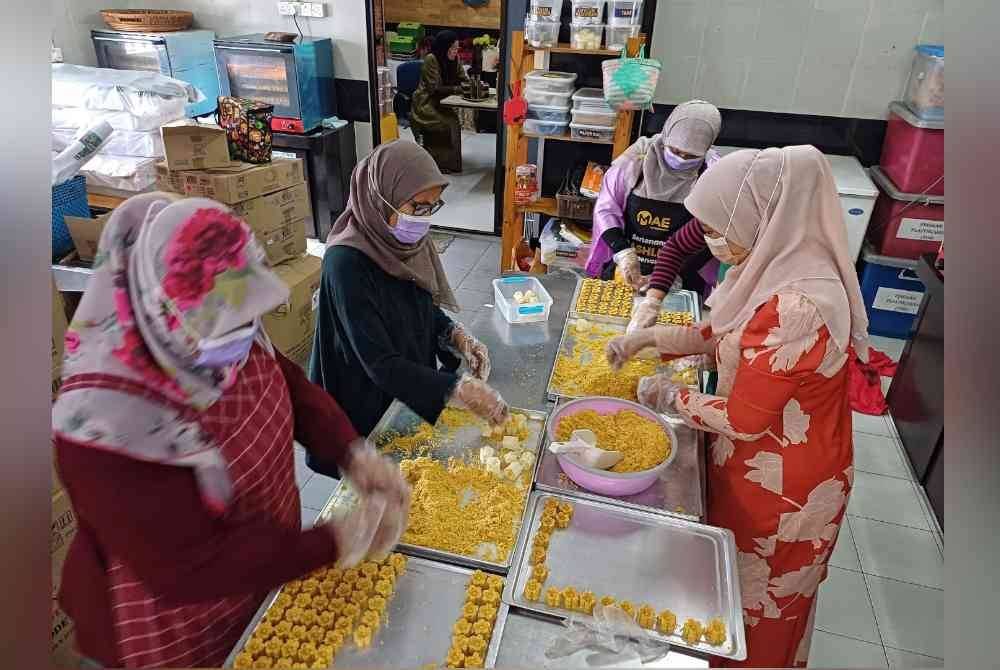 Sekumpulan ibu tunggal melakukan dua kerja bagi menampung perbelanjaan harian dan persiapan menyambut Aidilfitri.