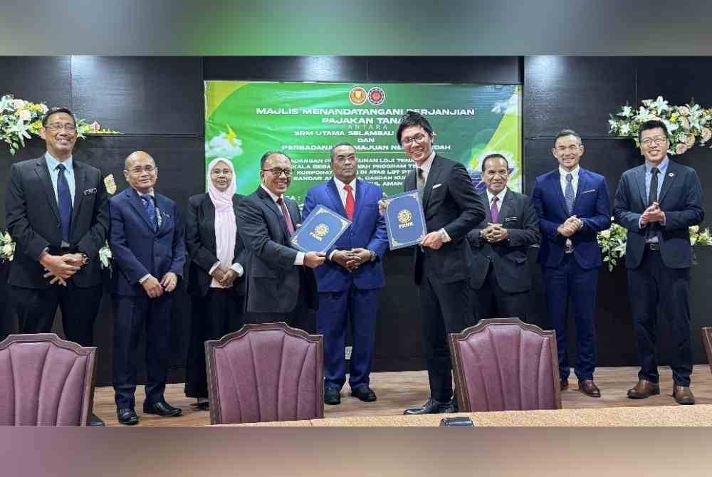 Muhammad Sanusi (tengah) menyaksikan pertukaran dokumen perjanjian antara Ketua Pegawai Eksekutif PKNK, Datuk Isahak Murat (kiri) dan Pengarah SRM Utama Selambau Sdn Bhd, Kenzo Ikeda (kanan) pada Khamis.