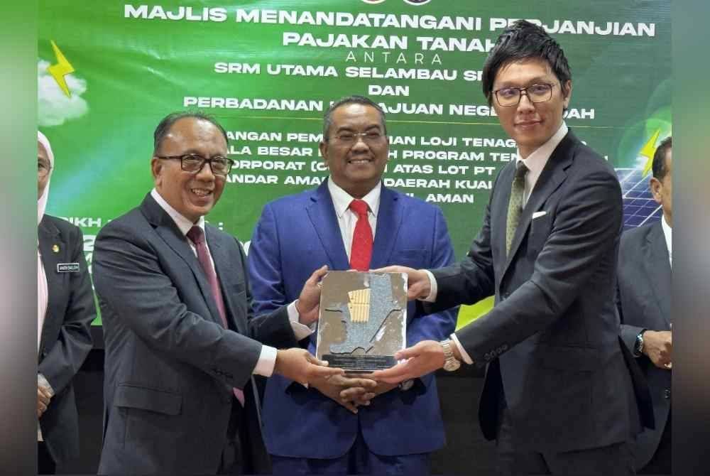 Muhammad Sanusi (tengah) menyaksikan perjanjian antara PKNK dan SRM Utama Selambau Sdn Bhd bagi membangunkan Loji Tenaga Solar melibatkan pelaburan RM135 juta di Kuala Muda.