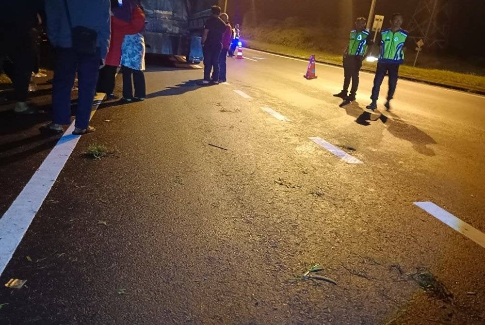 Seorang remaja lelaki maut selepas motosikal ditunggang terbabas dan melanggar penghadang jalan di Kilometer 19.3, Jalan Sungai Rengit–Kota Tinggi pada Khamis. Foto IPD Kota Tinggi