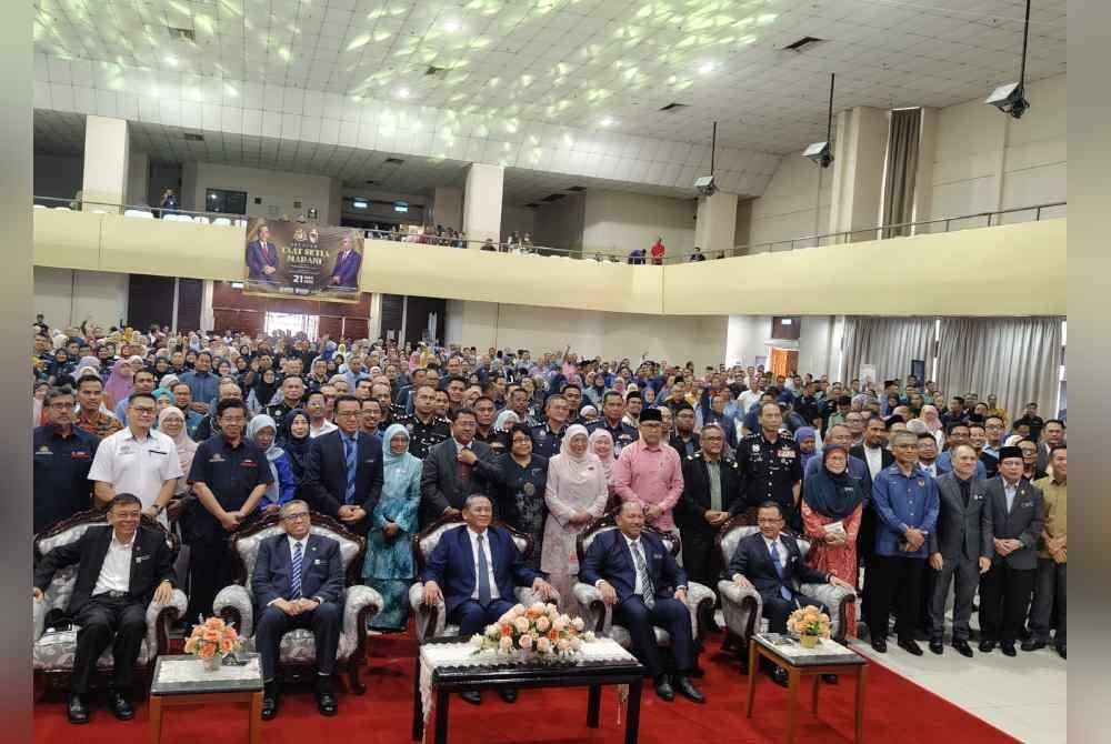 Shamsul Azri (duduk, dua dari kiri) bergambar bersama penjawat awam sempena Jelajah Taat Setia Madani peringkat Negeri Sembilan pada Jumaat.