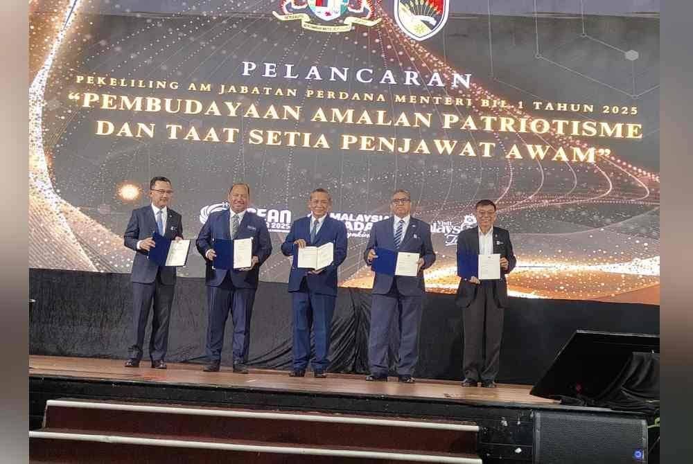 Shamsul Azri (dua dari kanan) dan Aminuddin (tengah) pada pelancaran Pekeliling Am Jabatan Perdana Menteri iaitu Pembudayaan Amalan Patriotisme dan Taat Setia Penjawat Awam pada Jumaat.