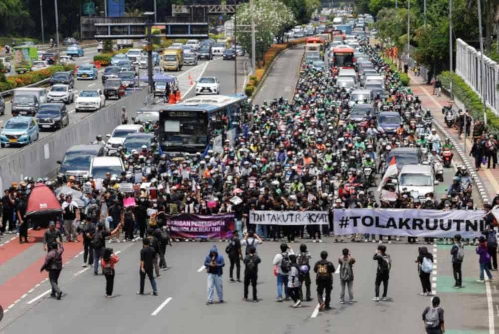 Peserta protes berarak ketika membantah RUU TNI tersebut.