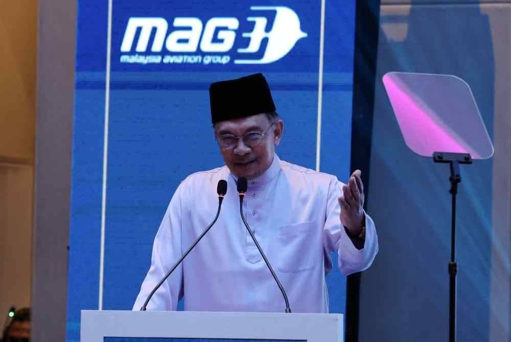 Anwar ketika berucap pada Majlis Menandatangani Perjanjian Pesawat Baharu dengan Syarikat Boeing di sebuah hotel, pada Jumaat. Foto Bernama