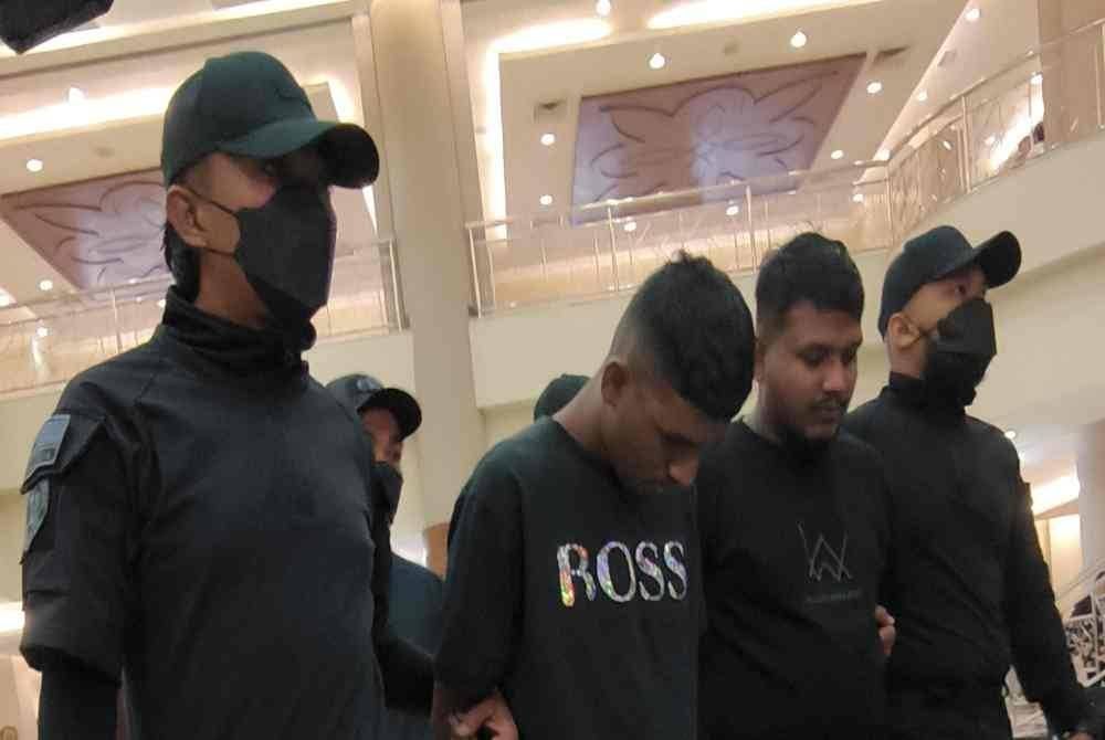 Mishant (dua dari kiri) dan Lavindran (dua dari kanan) dibawa ke Kompleks Mahkamah Kuala Lumpur pada Jumaat, bagi menghadapi pertuduhan kes jenayah berhubung kejadian rusuhan di kelab hiburan di Klang Lama, dua bulan lalu.