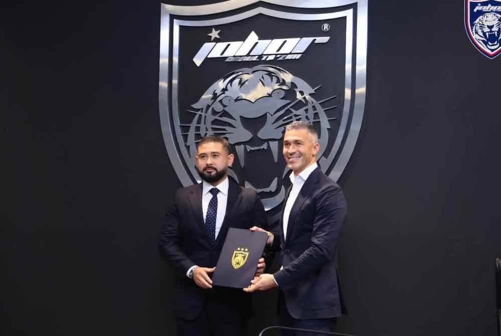 Garcia bersama Pemangku Sultan Johor, Tunku Mahkota Ismail yang juga pemilik JDT semasa menerima watikah pelantikan pada Jumaat. Foto: Johor Southern Tigers.