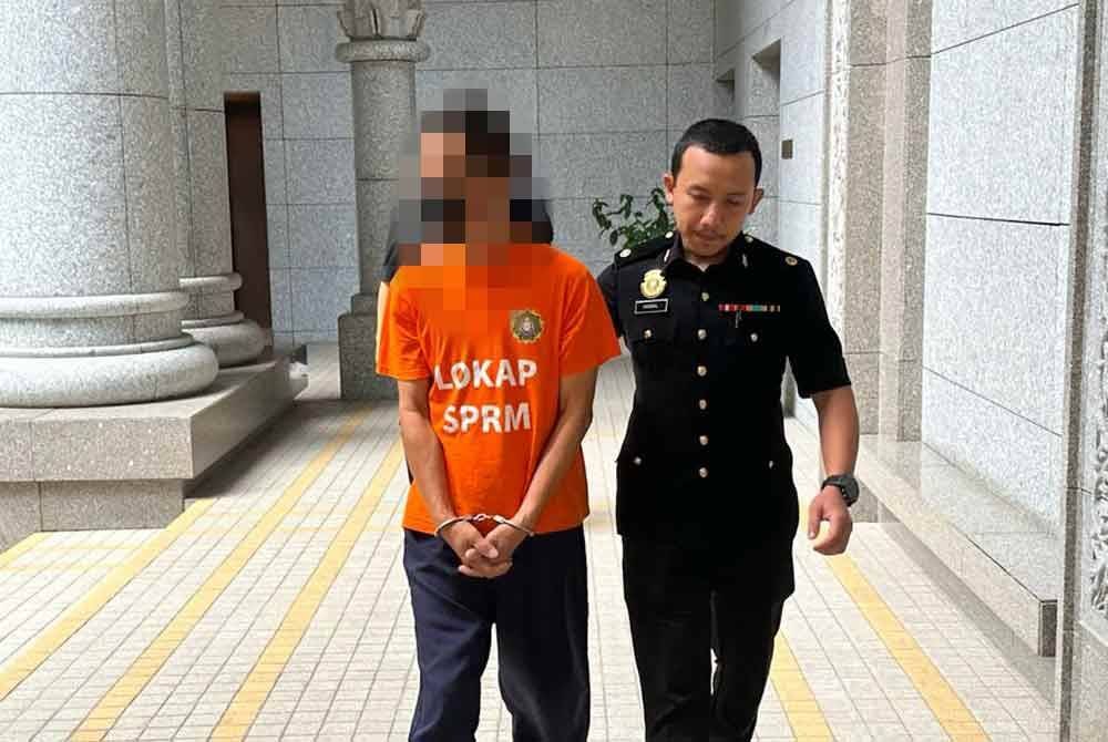 Ejen pusat pemeriksaan kenderaan dibawa ke Mahkamah Majistret Putrajaya pada Jumaat kerana dipercayai menerima rasuah bagi mendapatkan nombor giliran untuk mempercepatkan proses pemeriksaan kenderaan tanpa mengikuti peraturan sah.