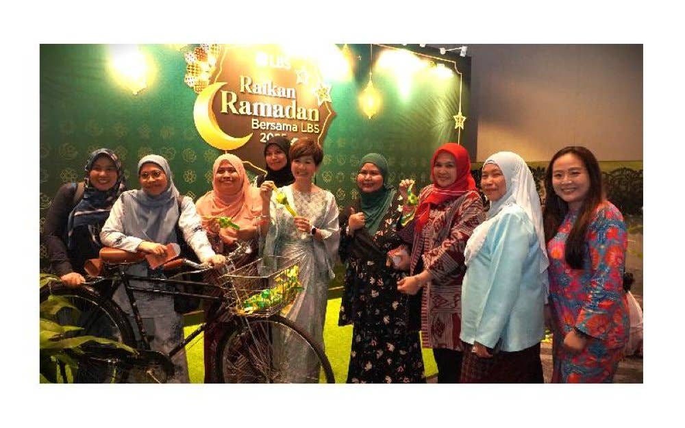 Pengarah Eksekutif LBS, Datuk Cynthia Lim, (lima, kiri) bersama rakan-rakan media di majlis berbuka puasa Raikan Ramadan Bersama LBS 2025.