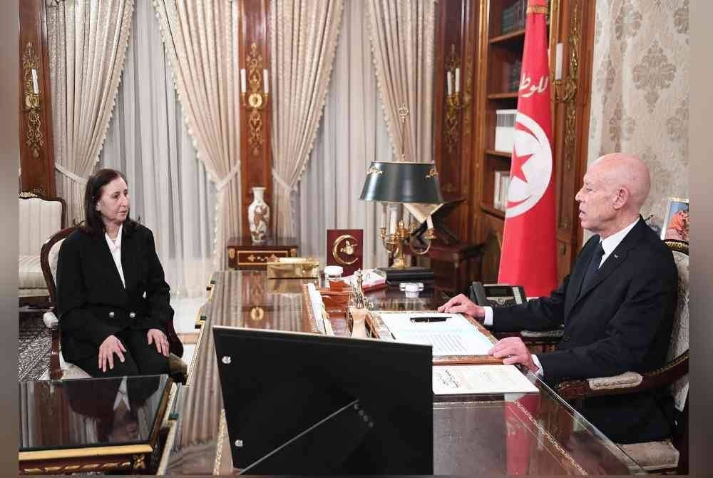 Presiden Kais Saied (kanan) menerima kunjungan Perdana Menteri yang baru dilantik, Sarra Zaafrani Zenzri di Istana Carthage, Tunis. Foto AFP