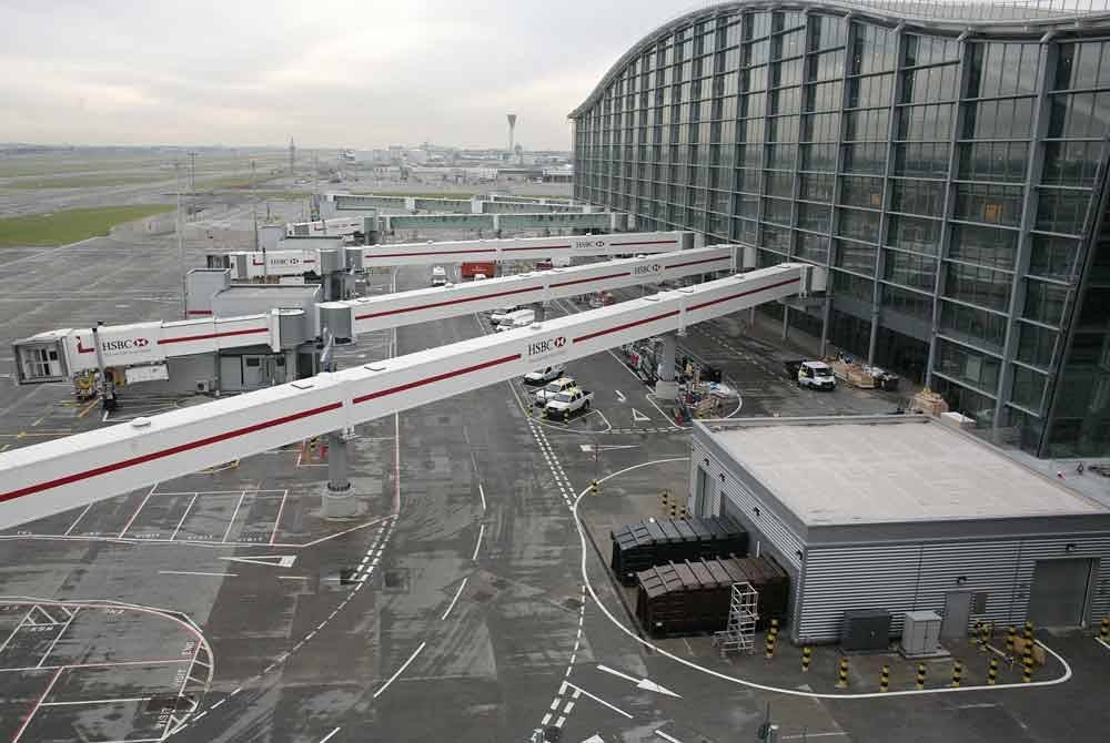 Lapangan Terbang Heathrow, yang merupakan lapangan terbang tersibuk di Eropah, ditutup pada awal 21 Mac 2025 selepas kebakaran besar di stesen janakuasa menyebabkan gangguan bekalan elektrik. Foto AFP