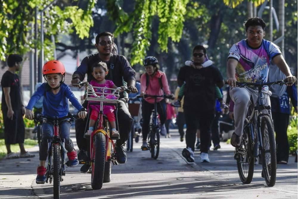 Rakyat Malaysia menganggap penghargaan dan keluarga sebagai sumber utama kebahagiaan, sama seperti pandangan purata global. Gambar hiasan