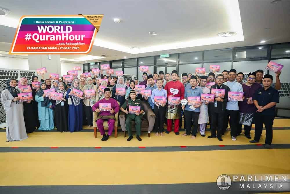 Mohd Sujairi (duduk, kiri) dan Mohd Nizam bersama peserta World #QuranHour di Parlimen Malaysia.
