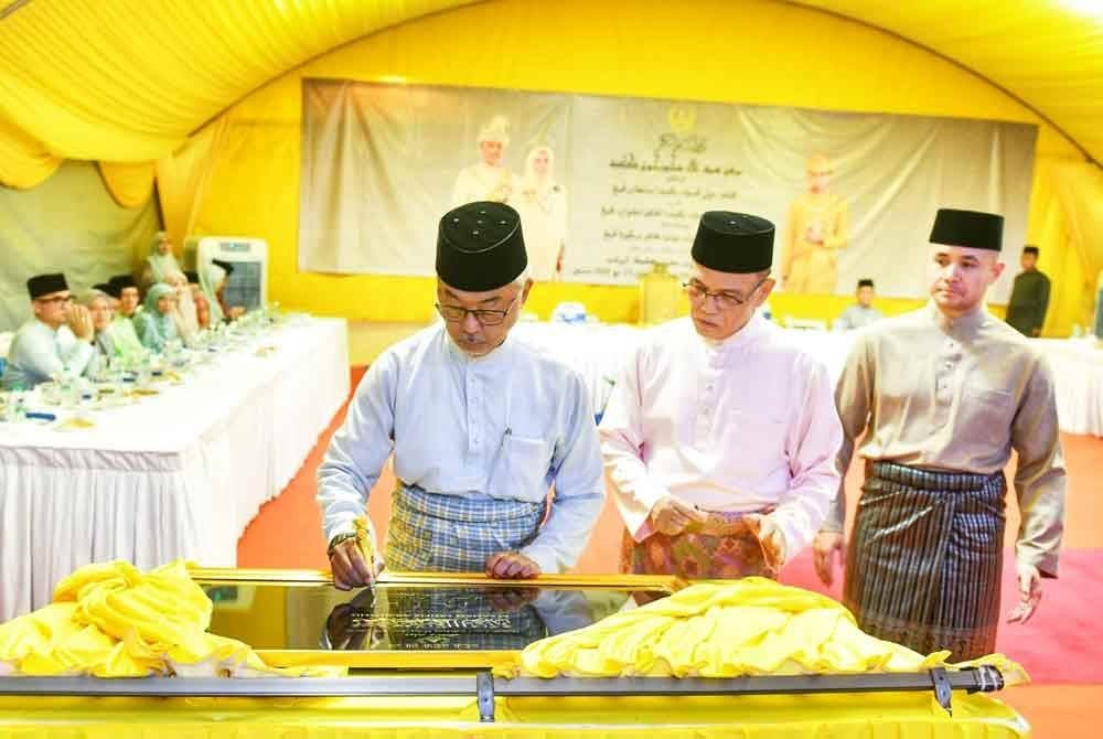 Al-Sultan Abdullah (kiri) berkenan berangkat menyempurnakan perasmian MTAR yang turut disaksikan oleh Wan Rosdy (tengah). Foto ihsan Media Pahang