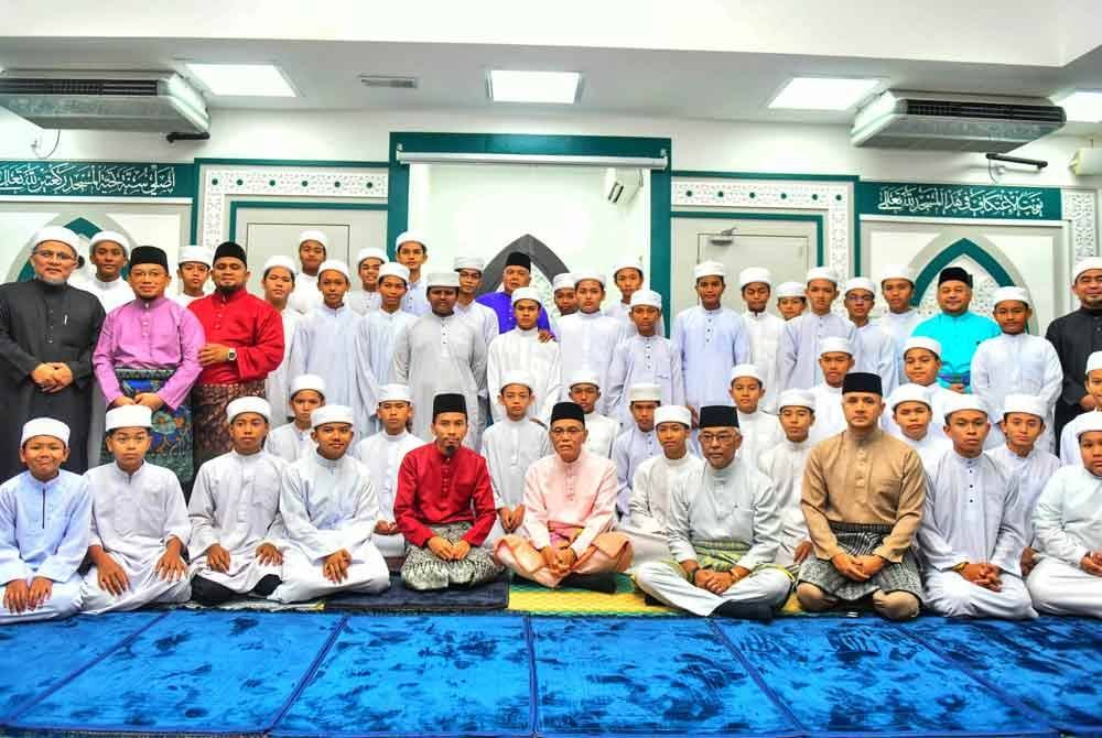 Pelajar lelaki MTAR tidak melepaskan peluang bergambar kenangan bersama Al-Sultan Abdullah dan Wan Rosdy. Foto ihsan Media Pahang