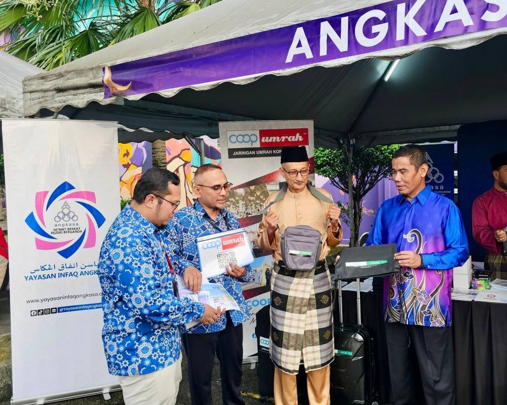 Abdul Rahman (dua dari kanan) ketika sesi CoopUmrah pada Iftar Ala Madinah di Kompleks Karangkraf.