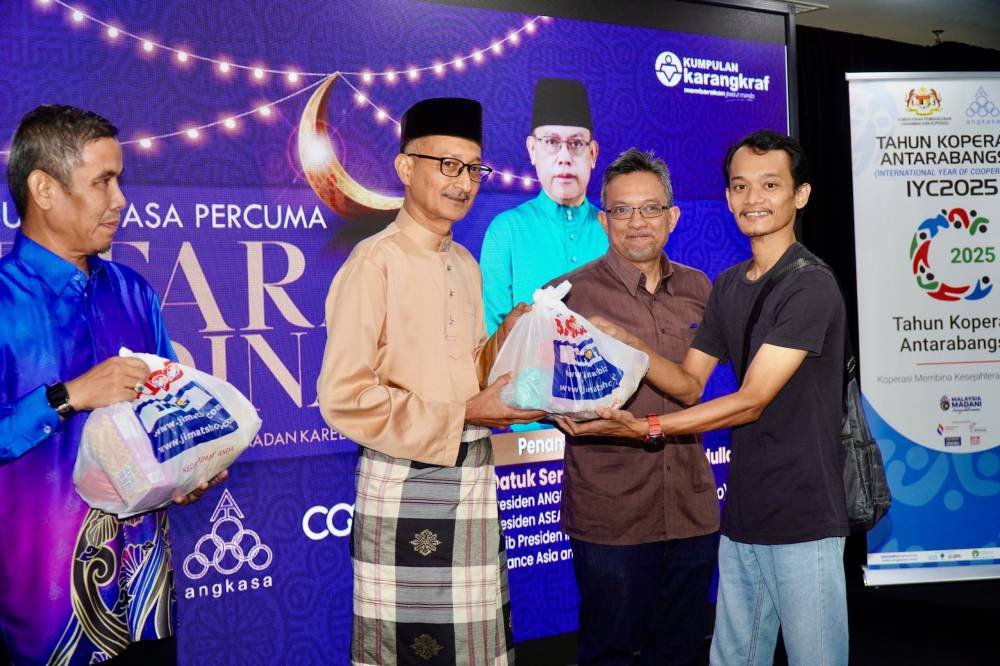 Abdul Rahman ketika sesi penyerahan sumbangan barang keperluan asas kepada salah seorang penerima.