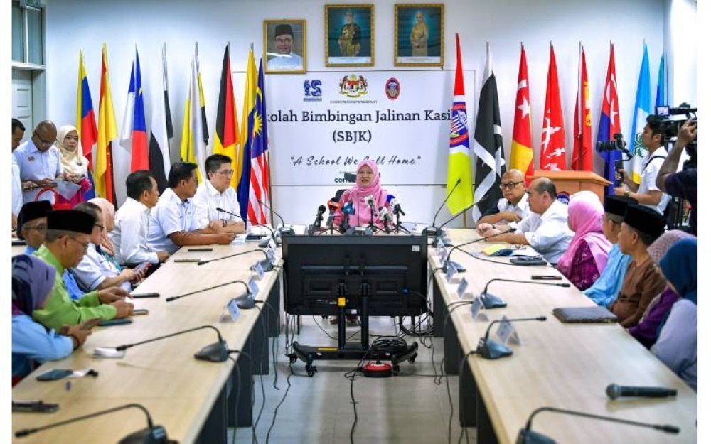 Menteri Pendidikan, Fadhlina Sidek (tengah) bercakap pada Sesi Libat Urus Media RUU Pendidikan (Pindaan) 2025: Pelanjutan Dasar Pendidikan Wajib Dari Pendidikan Rendah Hingga Pendidikan Menengah dan Majlis Berbuka Puasa Bersama-Sama Murid Sekolah Bimbingan Jalinan Kasih pada Rabu.