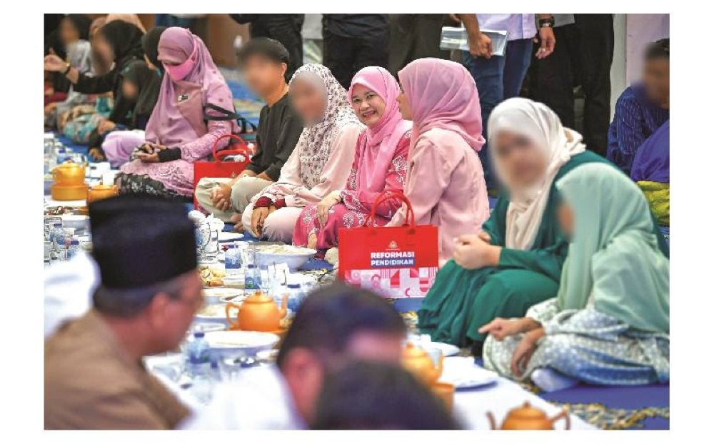 Fadhlina (empat,kanan) menghadiri Majlis Berbuka Puasa Bersama-Sama Murid Sekolah Bimbingan Jalinan Kasih pada Rabu.
