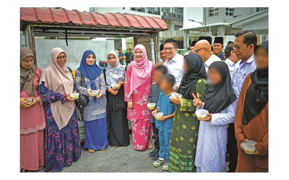 Fadhlina (lima,kiri) bergambar bersama murid-murid bimbingan kasih 