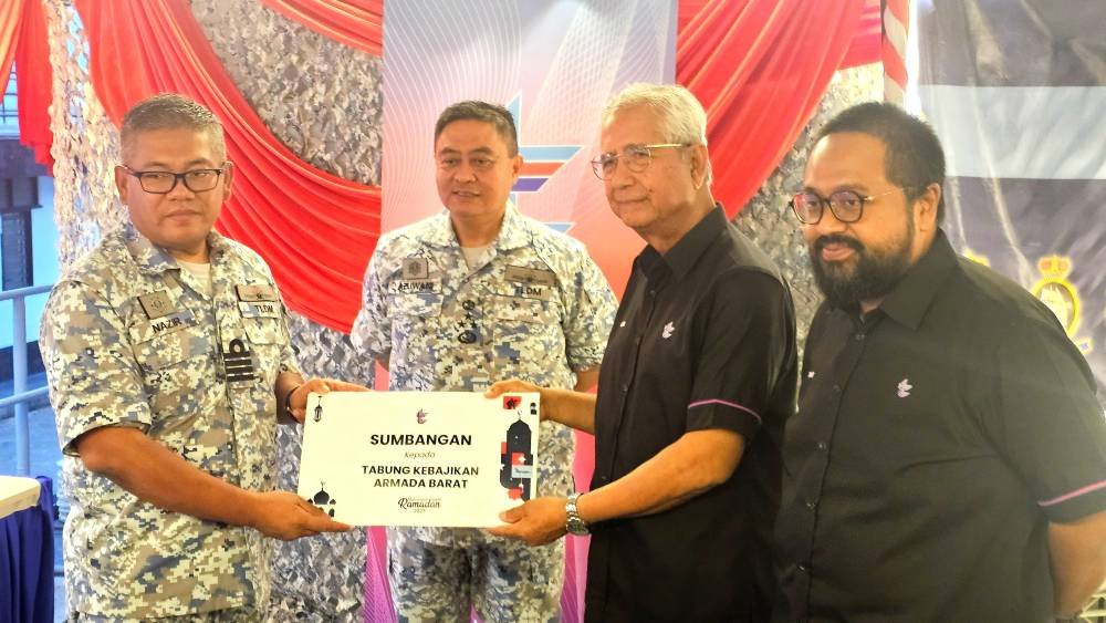 Azizan (dua dari kanan) menyerahkan sumbangan daripada LTAT kepada Tabung Kebajikan Armada Barat yang diwakili Pegawai Kanan Armada Barat, Kapten Mahamad Nazir Darus.