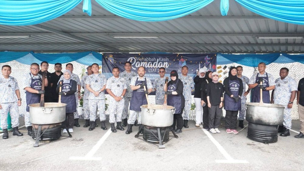 Sesi Penyediaan bubur lambuk oleh Pasukan Sukarelawan Jalinan Wira LTAT dan Warga Markas Pemerintahan Armada Barat.