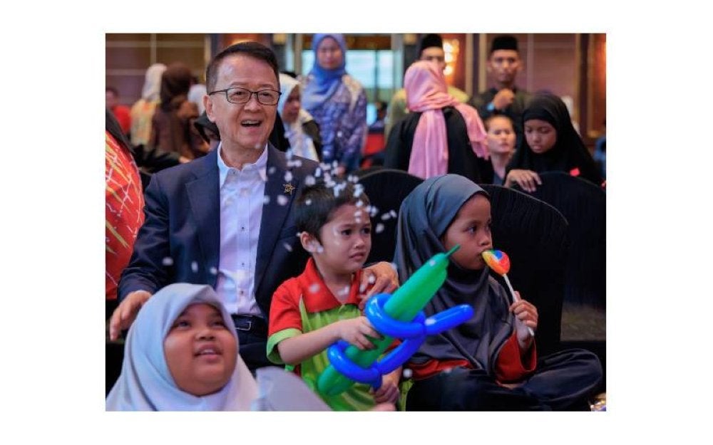 Dr Jeffrey Cheah juga kelihatan seronok melayan telatah kanak-kanak kurang berkemampuan yang diraikan itu.