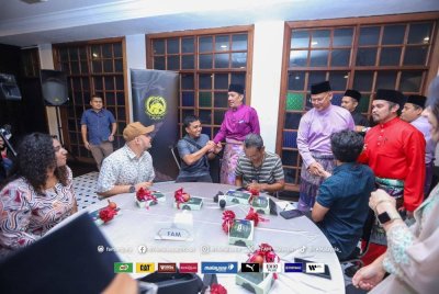 Joehari ketika menyantuni petugas media pada majlis berbuka puasa berkenaan. Foto Facebook FAM