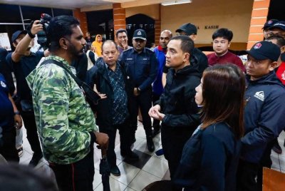 Onn Hafiz (dua kanan) melawat pusat pemindahan sementara (PPS) di Johor Bahru dan Iskandar Puteri pada malam Khamis.