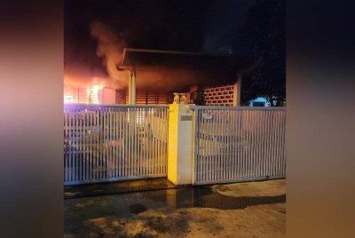 Rumah dua tingkat yang dijadikan rumah pekerja terbakar dalam kejadian Jumaat.